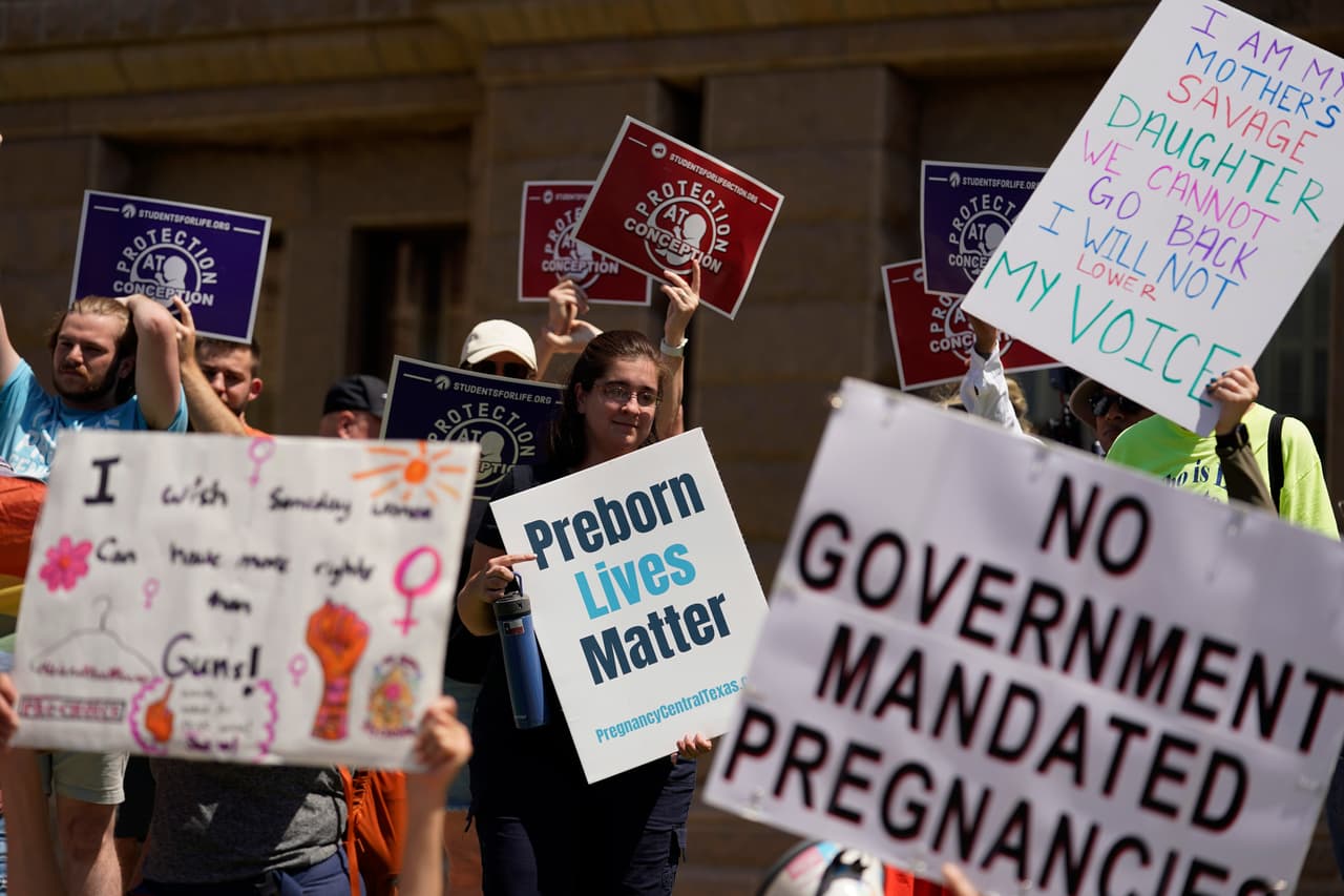 En Austin se vieron las dos caras de la protesta en este tema. Los activistas proaborto levantaron letreros con mensajes como 
<b>"las vidas de los no nacidos importan".</b> La policía de la ciudad tuvo que presentarse en el lugar para evitar confrontaciones.
