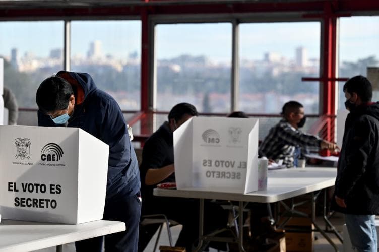 Elecciones en Ecuador: el derechista Guillermo Lasso disputará la presidencia en segunda vuelta al candidato de la izquierda