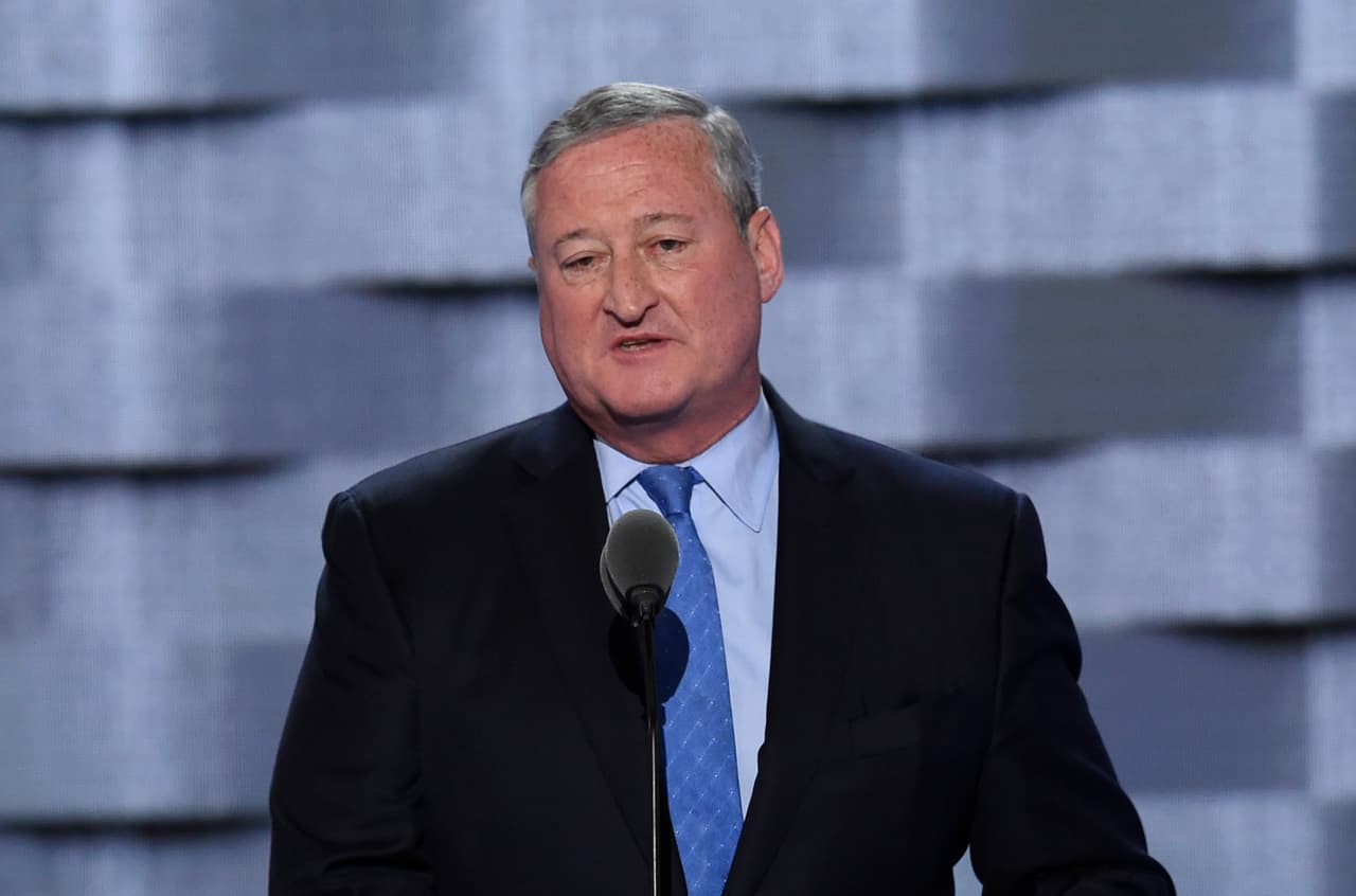 El alcalde Jim Kenney, en una conferencia de prensa no relacionada, dijo que el video mostraba a Lugo tratando de cumplir con la demanda del ladrón, Y "aún así la mató".