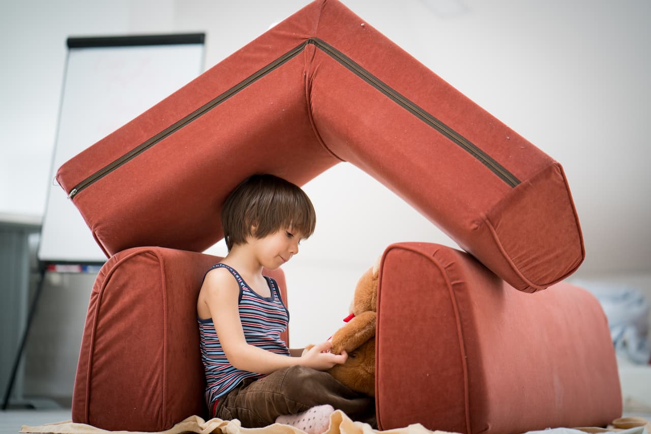 Alicia Banderas, psicóloga española autora del libro 
<a href="http://www.aliciabanderas.es/libros/" target="_blank">Niños sobreestimulados </a>señala que en la etapa infantil (de 3 a 6 años) la tecnología es innecesaria. “A esas edades, 
<b>los niños aprenden a través de las sensaciones</b>. Cuando deslizan el dedo índice por la pantalla no se produce ningún aprendizaje”.