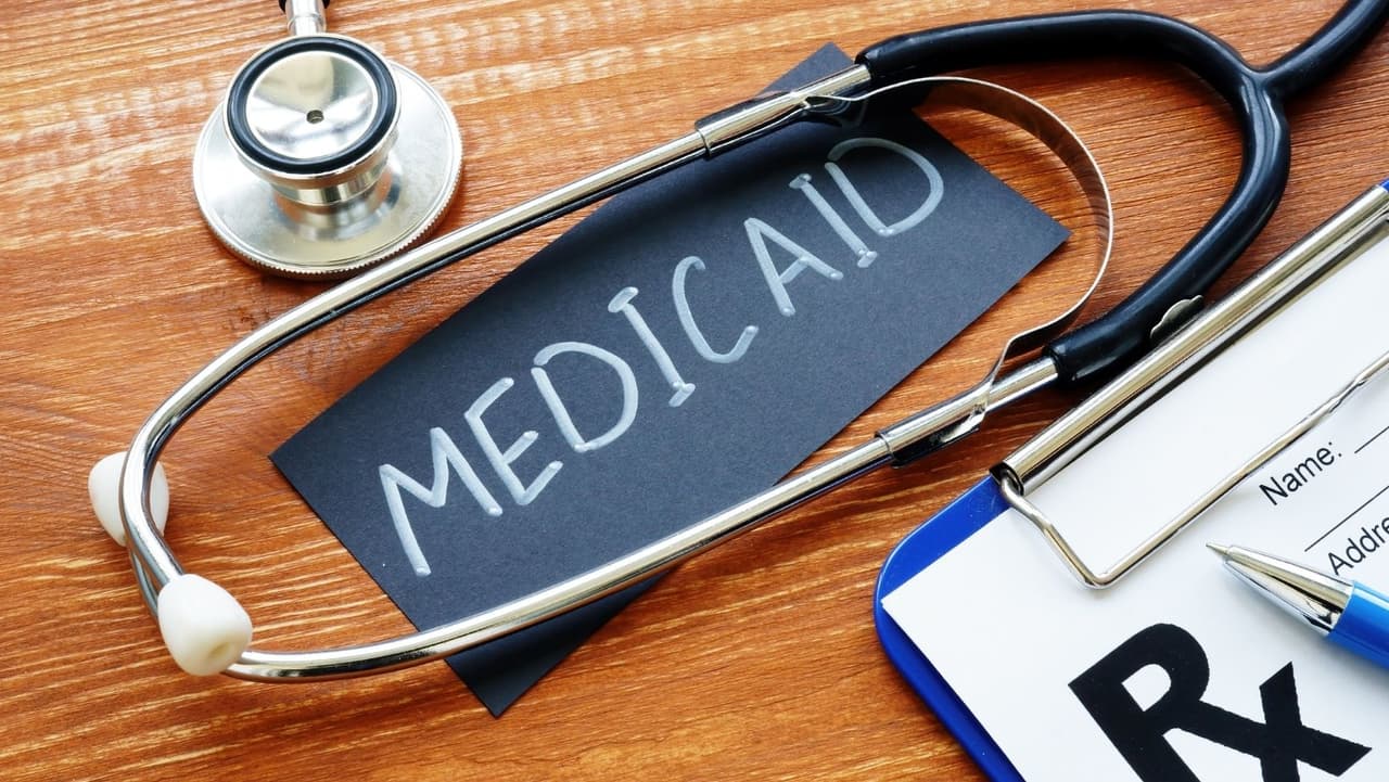 Hay diferentes maneras de solicitar MA. Si no sabe si es elegible, aún puede presentar una solicitud. En línea: mediante el 
<a href="https://www.compass.state.pa.us/compass.web/Public/CMPHome" target="_blank">sitio web de COMPASS</a>, puede solicitar MA y muchos otros servicios que pueden ayudarlo a llegar a fin de mes. Teléfono: Llame al 
<a href="https://www.dhs.pa.gov/Services/Assistance/Pages/CAO-Contact.aspx" target="_blank">Centro de Servicio al Consumidor para Cobertura de Atención Médica </a>al 
<b>1-866-550-4355</b>.
<br>En persona: puede comunicarse con la oficina de asistencia de su condado local (CAO). En papel: puede descargar una aplicación y enviarla a su CAO local. Si necesita ayuda para completar el formulario de solicitud, un miembro del personal de la CAO puede ayudarlo.