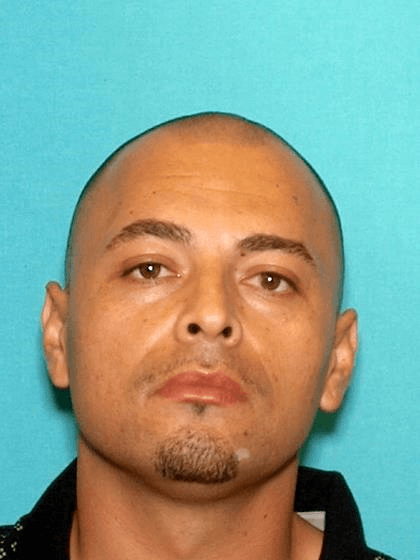 <a href="https://www.dea.gov/fugitives/jerry-ramos" target="_blank">Jerry Ramos</a>, de 35 años. También conocido como "Pelón". Es buscado por conspiración para distribuir y poseer con intención de distribuir sustancias controladas. Fue localizado por última vez en Los Ángeles.