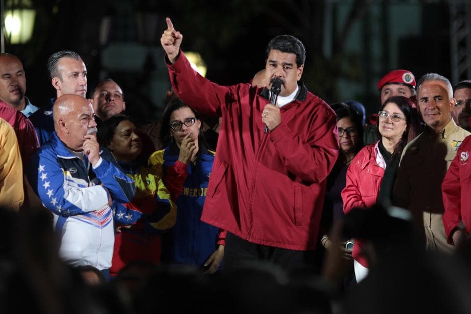 Trump sanctions the President of Venezuela, Nicolás Maduro, calls him a "dictator"