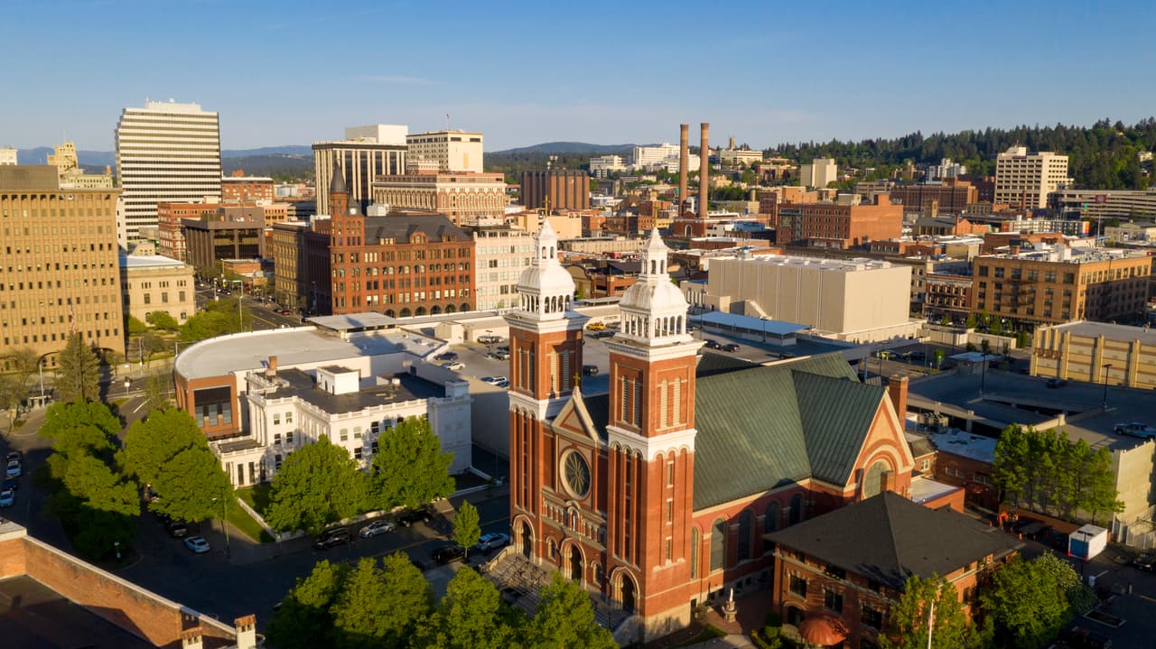 <h3 class="cms-H3-H3">9. Spokane, Washington</h3>
<br>
<br>🏠 
<b>Porcentaje por encima de su valor esperado: </b>56.3%
<br>
<br>🏠 
<b>Valor promedio de una casa: </b>$446,126
<br>
<br>🏠
<b> Valor esperado de una casa:</b> $285,528
<br>