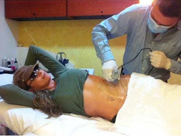 Leonardo es médico cirujano con especialidad en cirugía estética y ha sido el encargado de esculpir (y presumir en redes sociales) el cuerpo de la ex mujer de Luis Miguel. Su relación es tan cercana que cuando ella no tiene pareja, Leonardo la hace de acompañante de citas.
