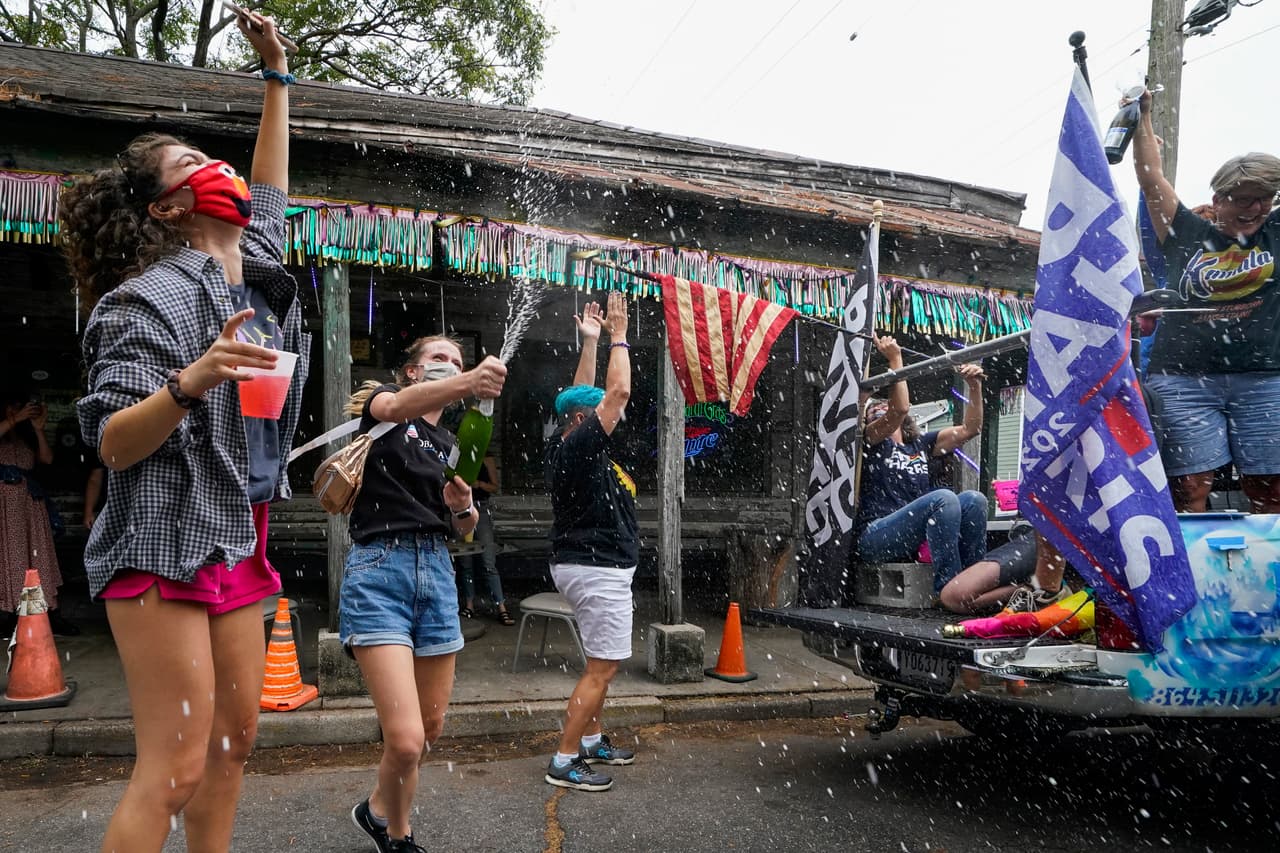 Partidarios de Biden en las calles de Nueva Orleans, Louisiana, luego del anuncio de su triunfo.