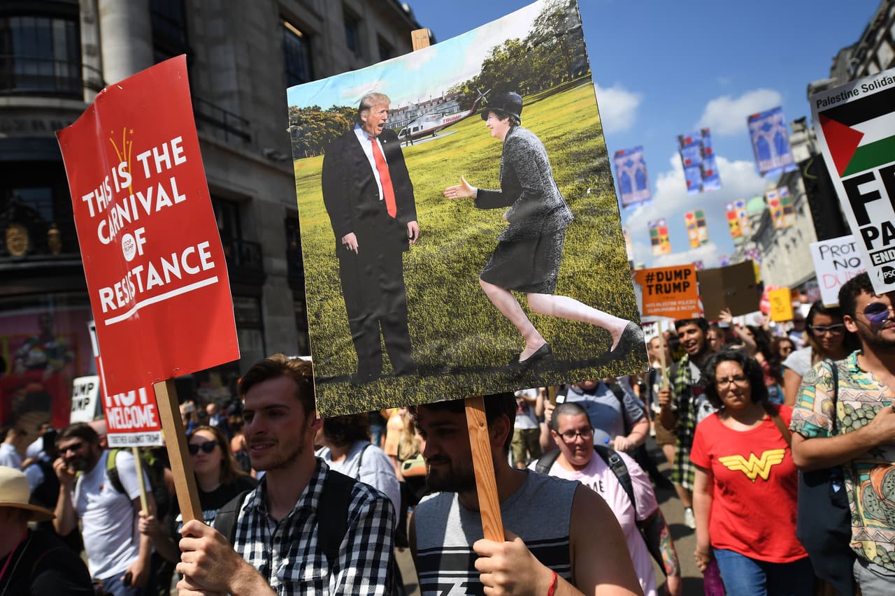 Una composición fotográfica de Trump rechazando a Theresa May.
