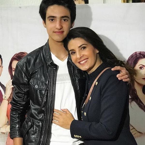 Sin embargo, esta nueva etapa ha estado llena de aventuras, ya que por primera vez comparte créditos con su hijo Sebastián Poza en la telenovela ‘Soltero con hijas’.
<br>