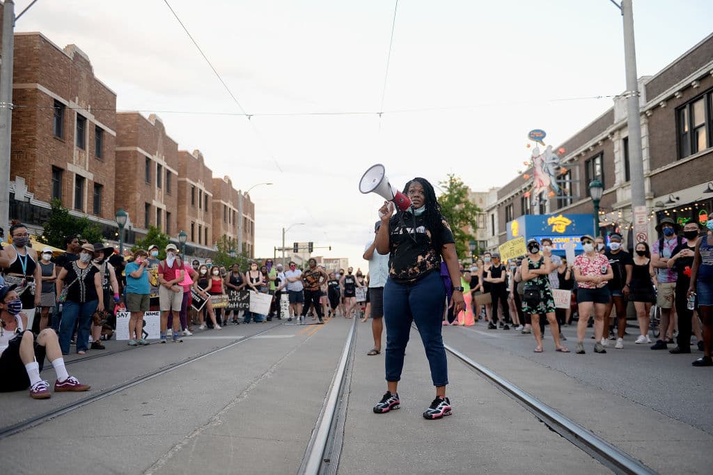 <b>La primera congresista afroestadounidense en un estado blanco.</b> Cori Bush ganó un escaño en el Congreso para representar a Missouri, un estado con un 83% de población blanca.