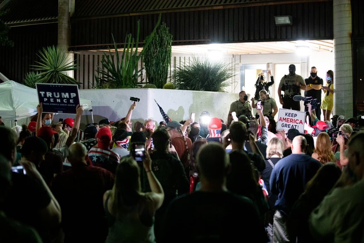 Decenas de partidarios de Trump protestaron frente al centro de conteo de votos del condado de Maricopa, en Arizona. Aunque este estado continúa contando los votos los resultados preliminares dan la victoria a Joe Biden.