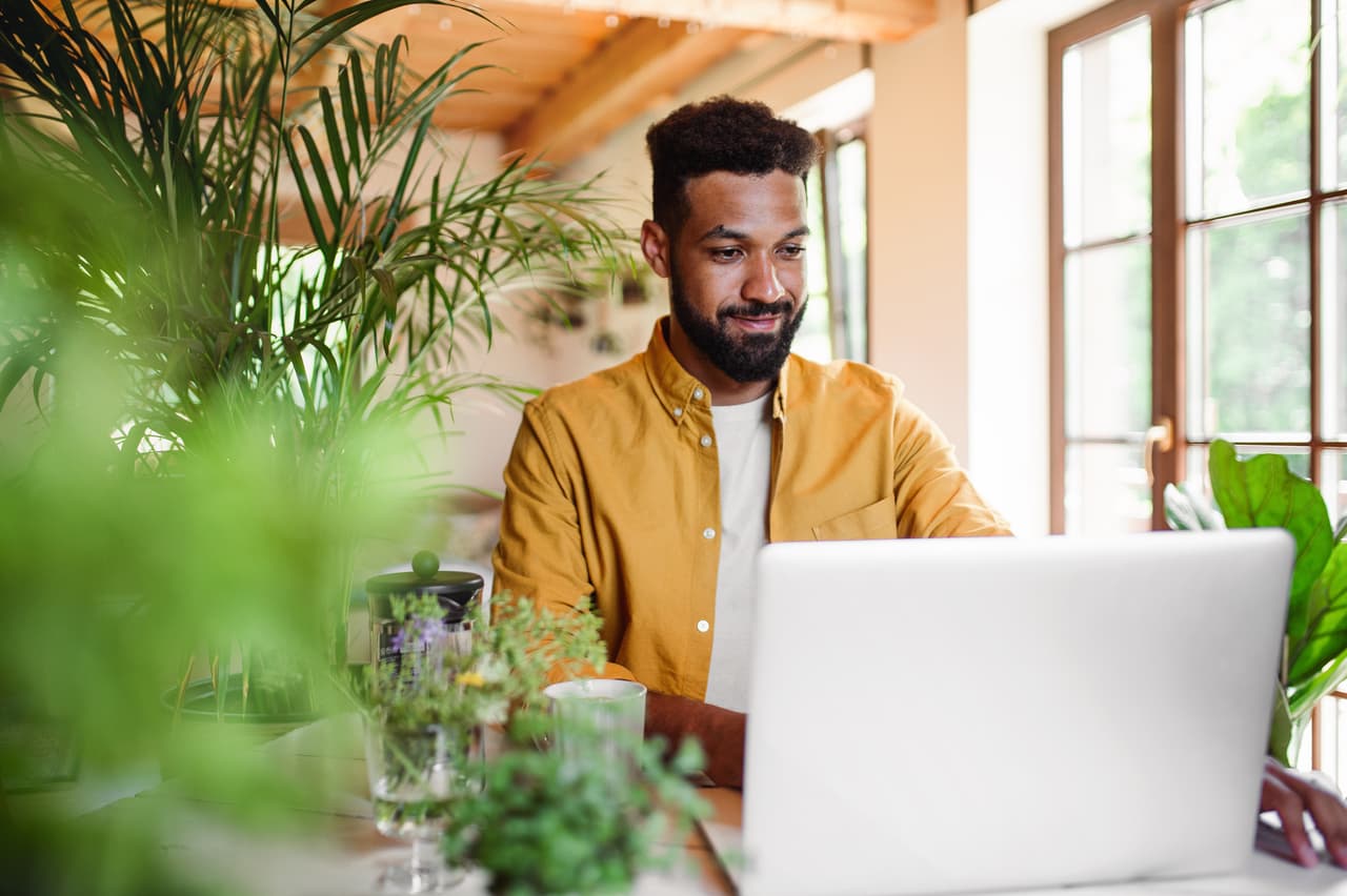 <h3 class="cms-H3-H3">5. Considere trabajar como <i>freelance</i></h3>
<br>
<br>Si usted tiene un tiempo extra, puede convertirlo en dinero. Fiverr es un buen sitio para aquellos 
<a href="https://www.univision.com/noticias/dinero/freelance-mejores-ciudades-para-trabajar-estados-unidos-fotos">que deseen convertirse en trabajadores por cuenta propia</a> por primera vez y no saben por dónde comenzar. Los precios por proyecto comienzan en $5 pero hay algunos que han saltado a trabajos que se pagan hasta por $10,000.