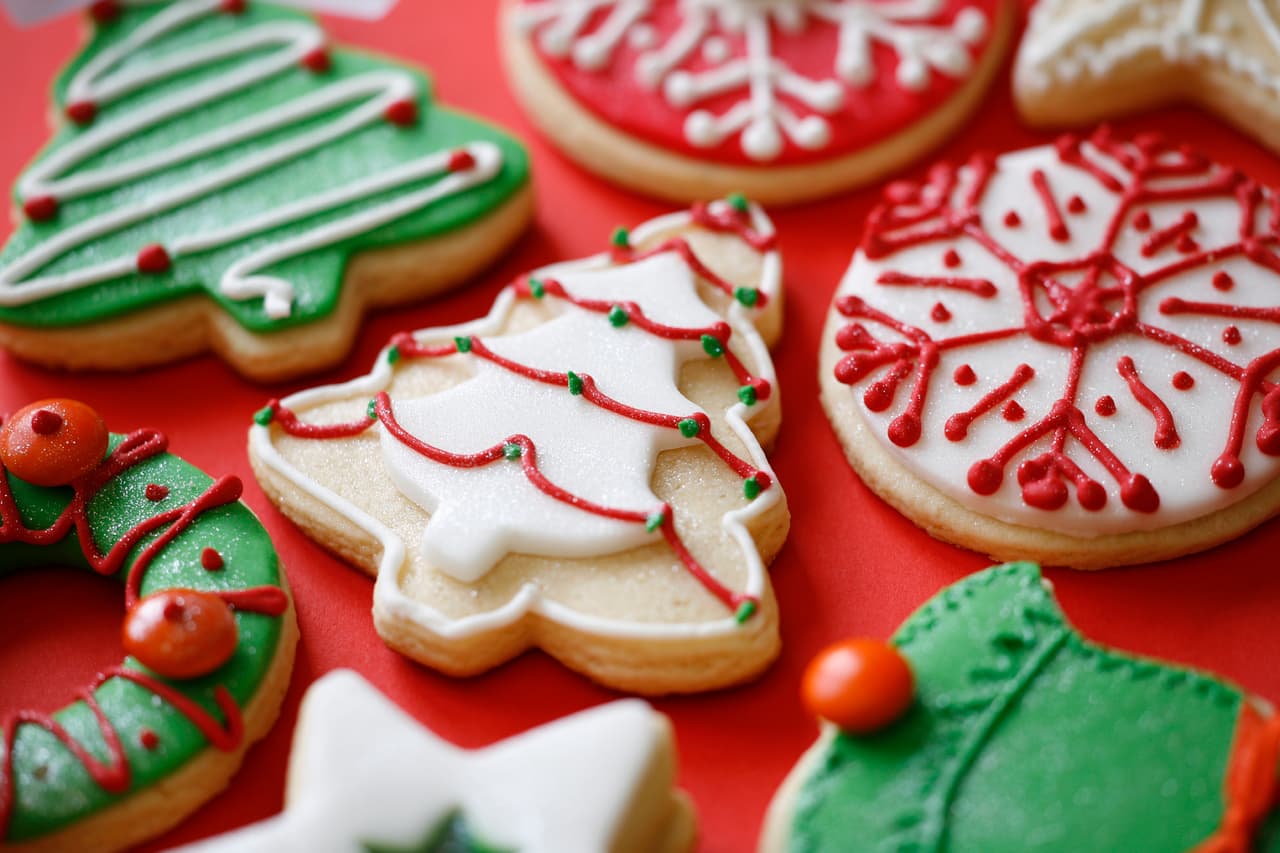 Puedes incluir actividades como decorar galletas, hacer un dibujo, escribir los deseos para el nuevo año, comer algo rico y mucho más.