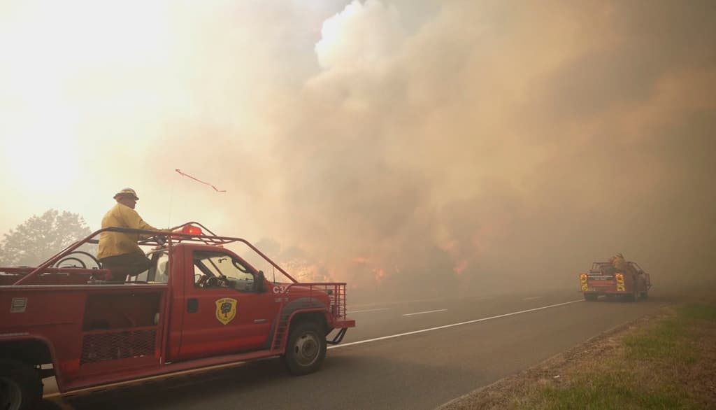 Residentes locales reportan visibilidad reducida debido al humo en áreas aledañas.