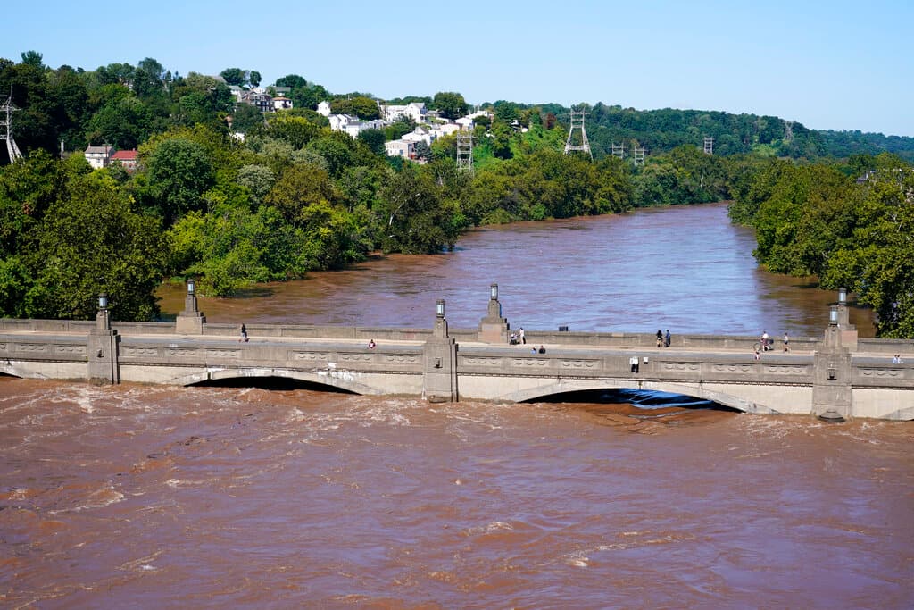 El río Schuylkill, en Philadelphia, se desbordó en la sección de Manayunk a causa de la cantidad de lluvia.