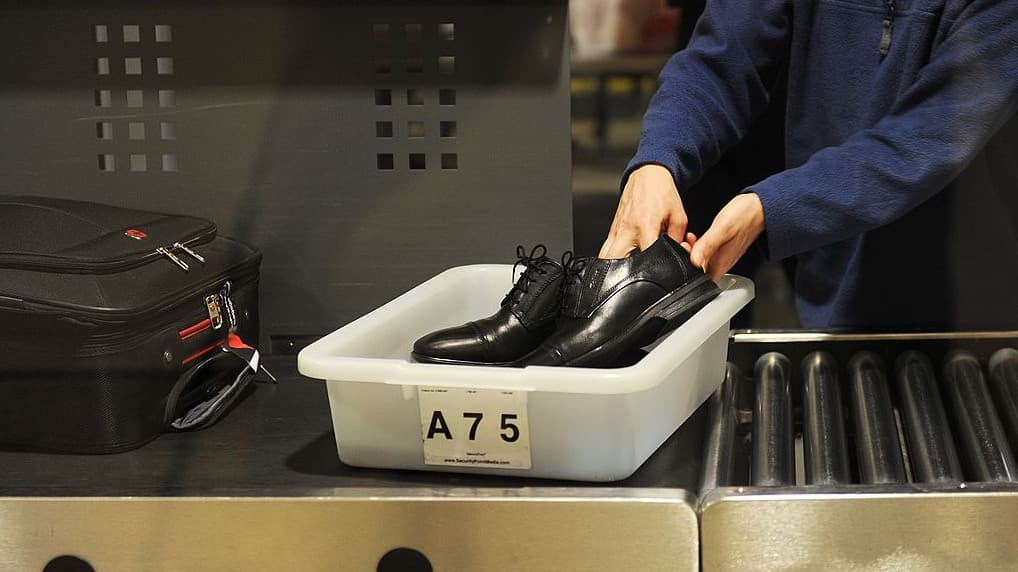 Todo empezó con un “zapato bomba”: así nació la regla de descalzarse en los aeropuertos de EEUU