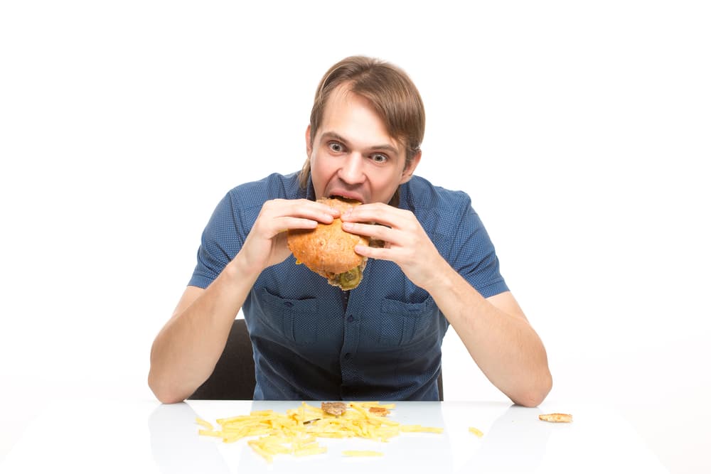 En ese caso, si es social, acude pero solo como invitado, sin comer, ya que los excesos son malos. Nadie se ha muerto por dejar de comer un día pero sí por comer cuando no debía. Sigue tu voz interior.
<br>