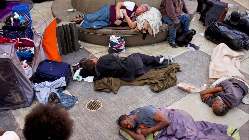 La sobrepoblación de indigentes en Skid Row obliga a dormir hasta en el patio del refugio Midnight Mission.