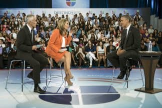 En 2004, María Elena Salinas fue moderadora del primer debate presidencial bilingüe del Partido Demócrata sobre temas hispanos, y tres años más tarde fue co-anfitriona de los foros en español de los partidos Demócrata y Republicano que se realizaron por primera vez y fueron transmitidos por Univision. En la imagen, junto a Jorge Ramos y el expresidente Barack Obama.