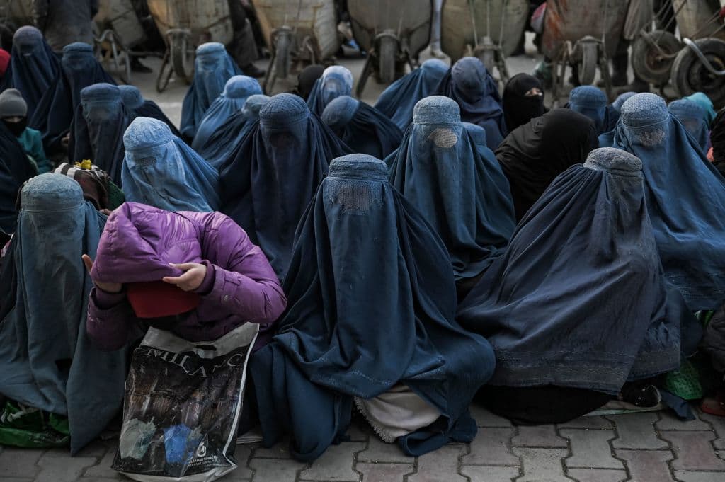 El Talibán ordena a las mujeres afganas taparse de pies a cabeza en público y no salir a la calle si no es necesario