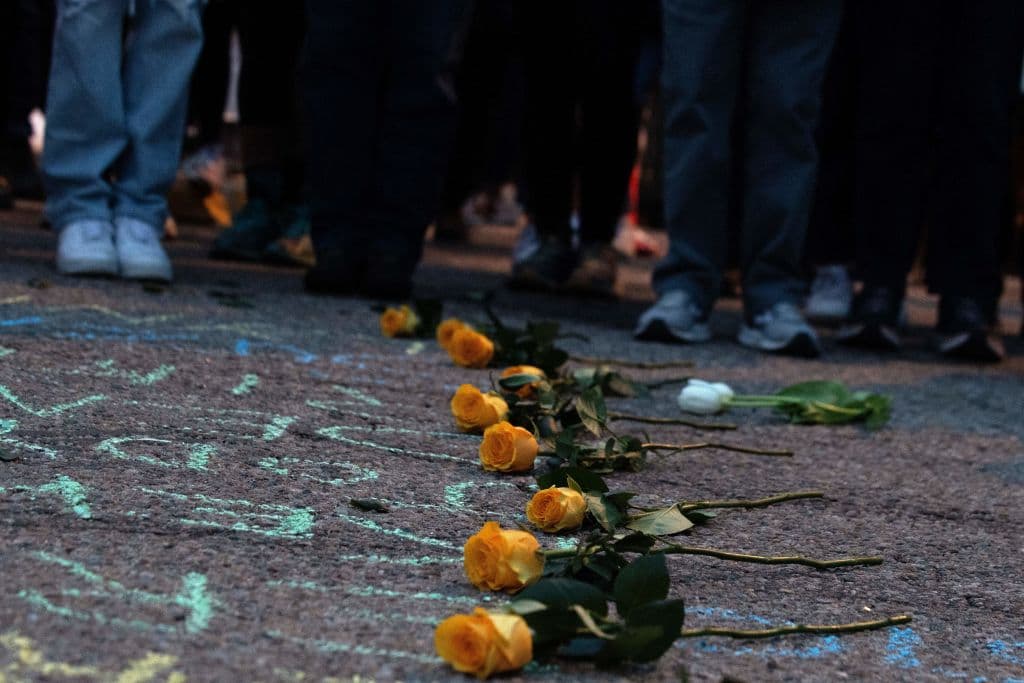 Sin embargo, la estadística realmente puede ser mucho mayor, ya que las definiciones de lo que es un tiroteo masivo son diversas pero en general refieren a incidentes en los que 
<b>hayan muerto 4 o más personas por heridas de bala</b>. Según algunas fuentes, también se cuenta que los tiroteos hayan ocurrido en lugares públicos.