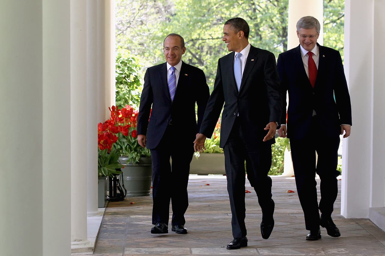 <b>Washington DC, Estados Unidos (abril 2012)</b>
<br>
<br>
<b>Felipe Calderón</b>
<br>
<b>Stephen Harper</b>
<br>
<b>Barack Obama</b>
<br>
<br>Las reuniones se reactivaron después de tres años en la capital estadounidense. Obama había logrado impulsar una vía rápida para negociar acuerdos económicos del Tratado de Libre Comercio que fue aprobada por el Senado.
<br> 
<br>