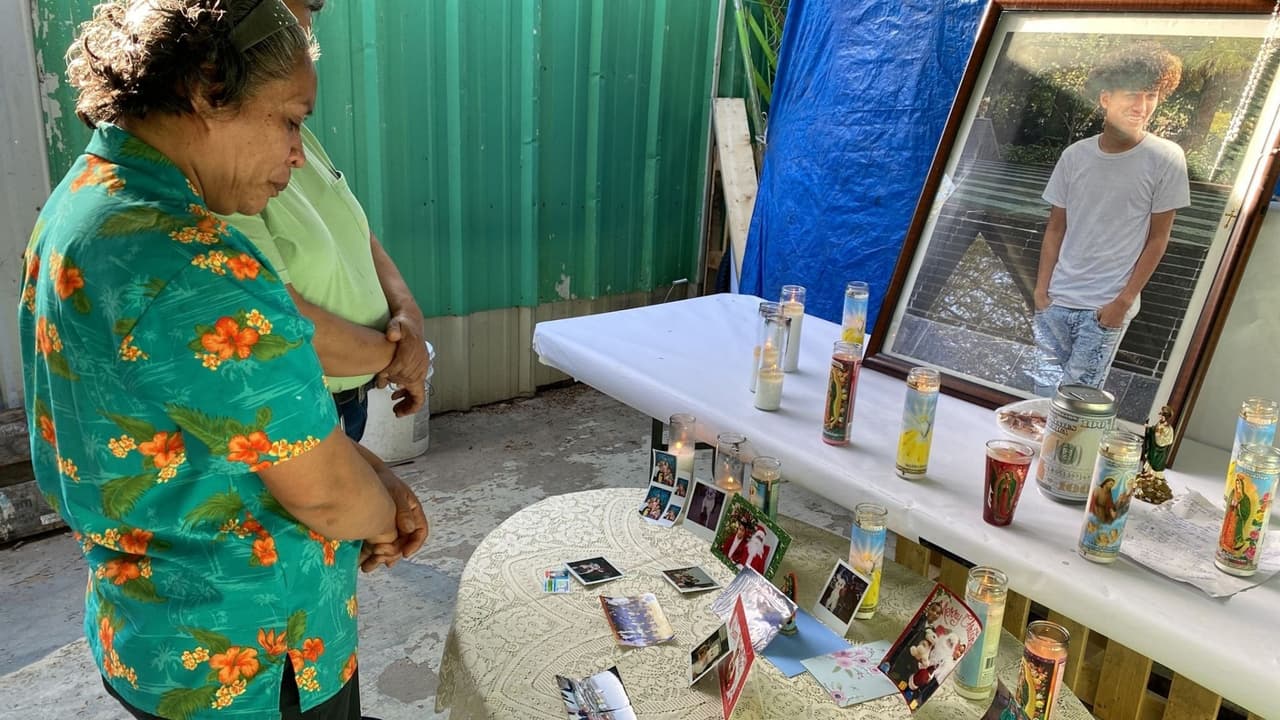 La familia del joven Salvador Milán está destrozada y dicen desconocer quién pudo haberle hecho eso a su hijo menor.
<br>"Yo mire otro video del cuerpo de él sangrando y nadie lo ayudó”, decía Lisset Milán, hermana de la víctima, con enojo.