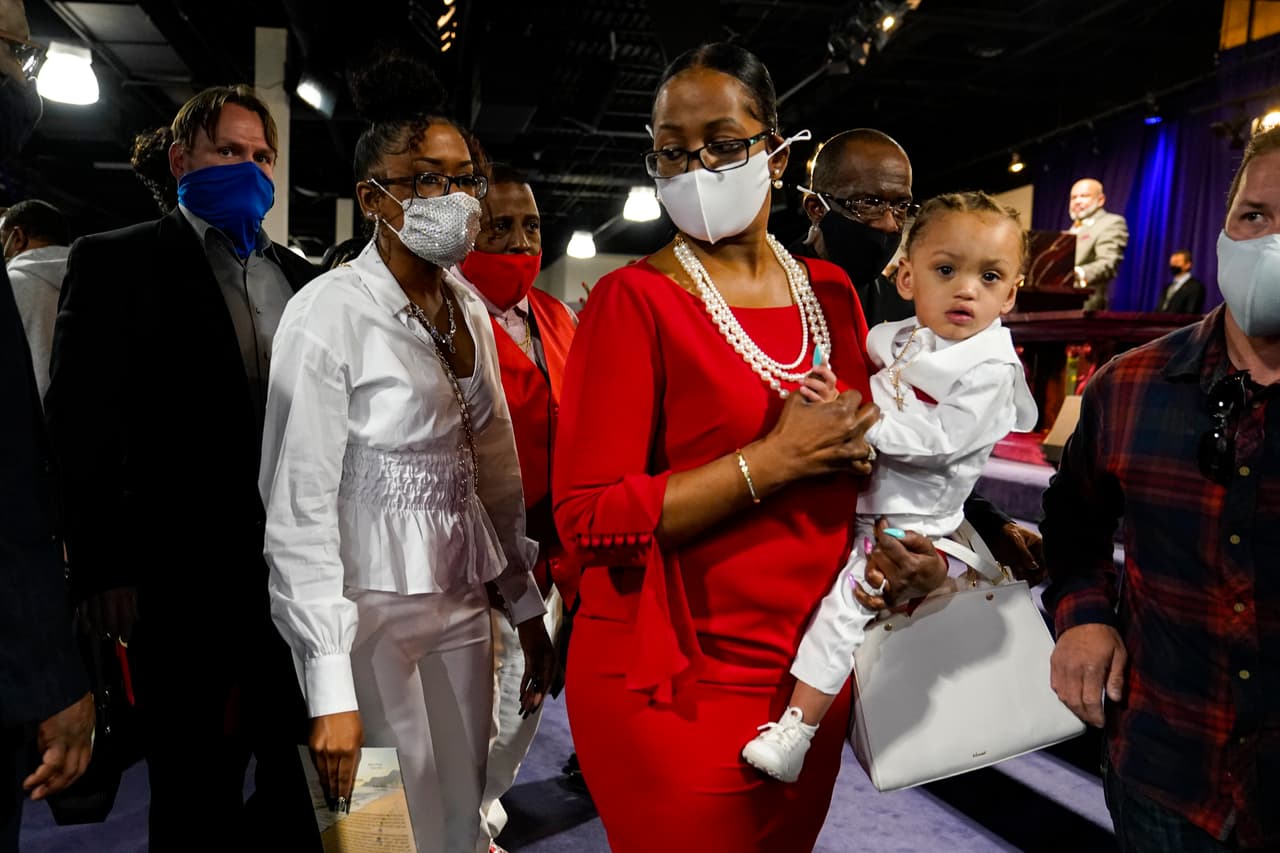 El hijo de Daunte Wright, Daunte Wright Jr., es llevado en brazos por su abuela materna, Erica Whitaker, durante el funeral del joven en Minneapolis, que sucedió dos días después del fallo en el juicio 
<a href="https://www.univision.com/temas/derek-chauvin-veredicto">contra Derek Chauvin</a>, el policía que mató al afroestadounidense George Floyd y quien fue declarado culpable de los tres cargos de homicidio y asesinato que enfrentaba.