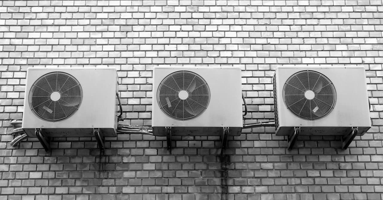 Otra recomendación es permanecer el mayor tiempo posible dentro de edificios o recintos donde haya aire acondicionado.
