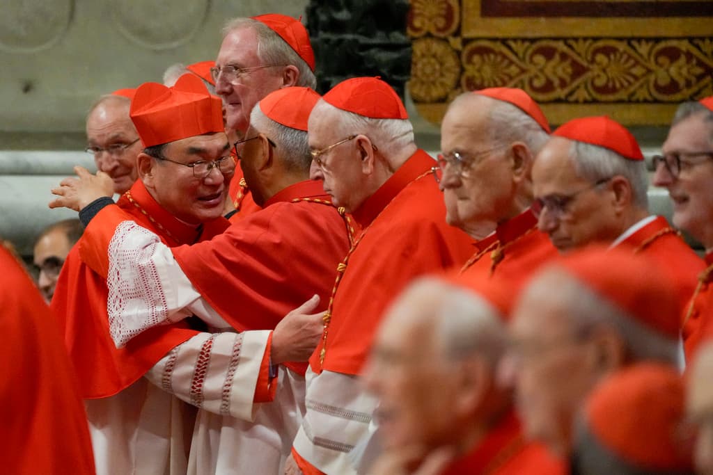 Foto de archivo del cardenal Tarcisio Isao Kikuchi, arzobispo de Tokio, acompañado por el resto de cardenales.