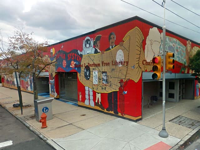 <b>Charles Santore Library</b>
<br>932 South 7th Street
<br>Philadelphia, PA 19147-2932
<br>215-686-1766
<br>
<br>La biblioteca fue renombrada en 2004 en honor al líder político 
<a href="https://libwww.freelibrary.org/locations/charles-l-durham-library" target="_blank">Charles Santore</a>. Ubicada a poca distancia del mercado italiano, la biblioteca sirve a las comunidades del sur de Filadelfia de Bella Vista, Queen Village y Hawthorne. La Biblioteca de Southwark original era un edificio Carnegie ubicado en 5th y Ellsworth en un terreno donado por el Young Man's Institute. Se inauguró el 15 de noviembre de 1912. La biblioteca está a poca distancia del mercado italiano en 9th Street. 
<br>