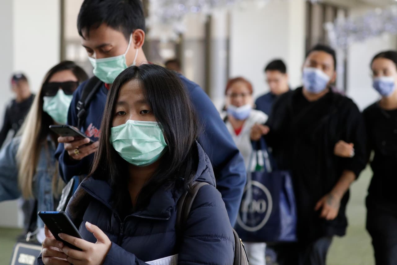<b>¿Cómo se transmite?</b> Si bien en un principio se dijo que el contagio solo ocurría con el contacto con animales, las autoridades de salud chinas confirmaron por primera vez que el virus se ha transmitido de persona a persona.