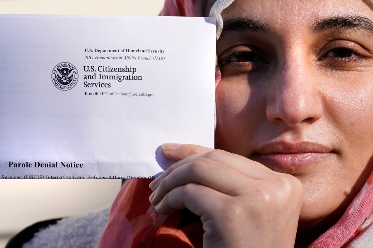 Cómo la orden de una jueza contra la eliminación del 'parole' humanitario beneficia a miles de inmigrantes