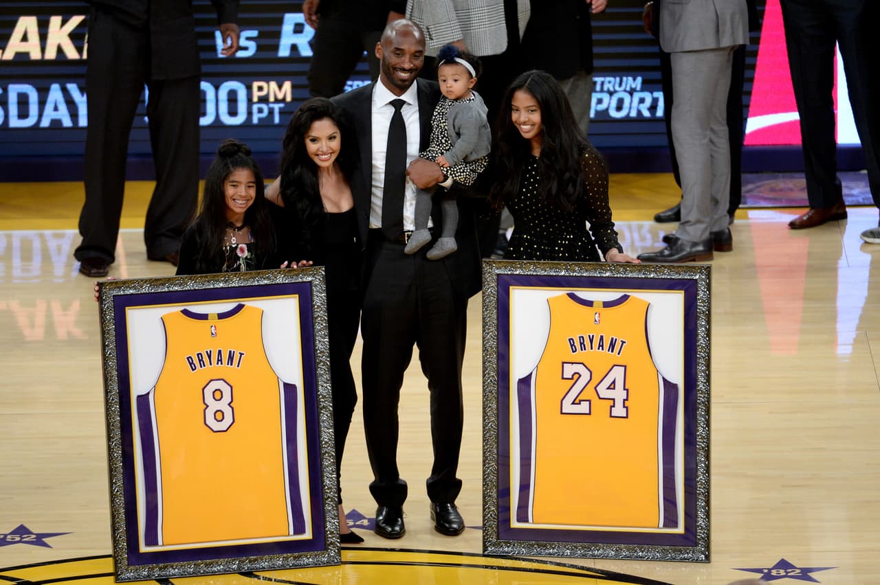 A Kobe, de 41 años, y Gianna Bryant, 13 años, le sobreviven 
<b><a href="https://www.univision.com/shows/despierta-america/el-amor-de-mi-vida-y-mi-mejor-amigo-asi-fue-la-historia-de-amor-entre-kobe-bryant-y-su-esposa-vanessa-video" target="_blank">Vanessa Laine Bryant</a></b> y sus hijas Natalia, de 17 años, Bianka, de 3 y Capri, de 7 meses.