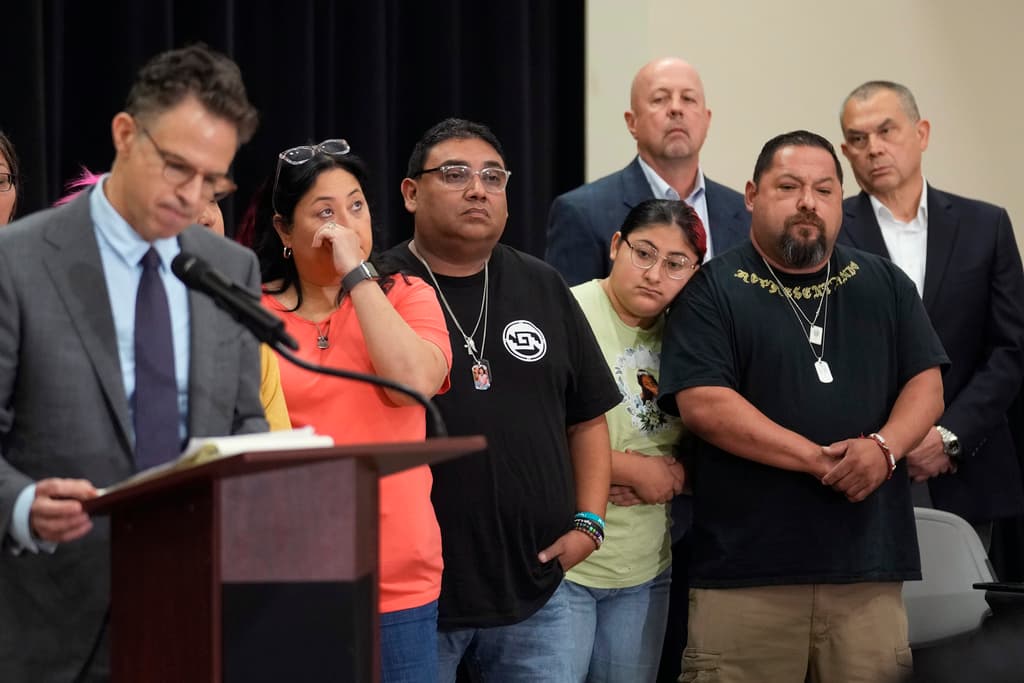 El abogado Josh Koskoff precisó que las familias de las víctimas residen en Uvalde, por lo que su interés no es perjudicar a la ciudad. De hecho, destacó que el acuerdo por $2 millones que alcanzaron, incluye 
<b>entrenamiento para los policías locales.</b>