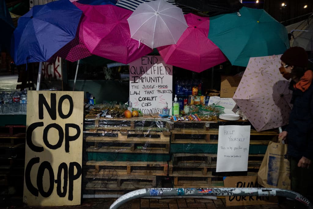 En general, además de representar el espíritu de la protesta, la CHAZ tiene una atmósfera de feria callejera o comunidad autogestionada, con espacios creados como un pequeño jardín, una estación médica, un área para fumadores y la zona "No Cop Co-op", donde las personas pueden obtener suministros y alimentos sin costo alguno.