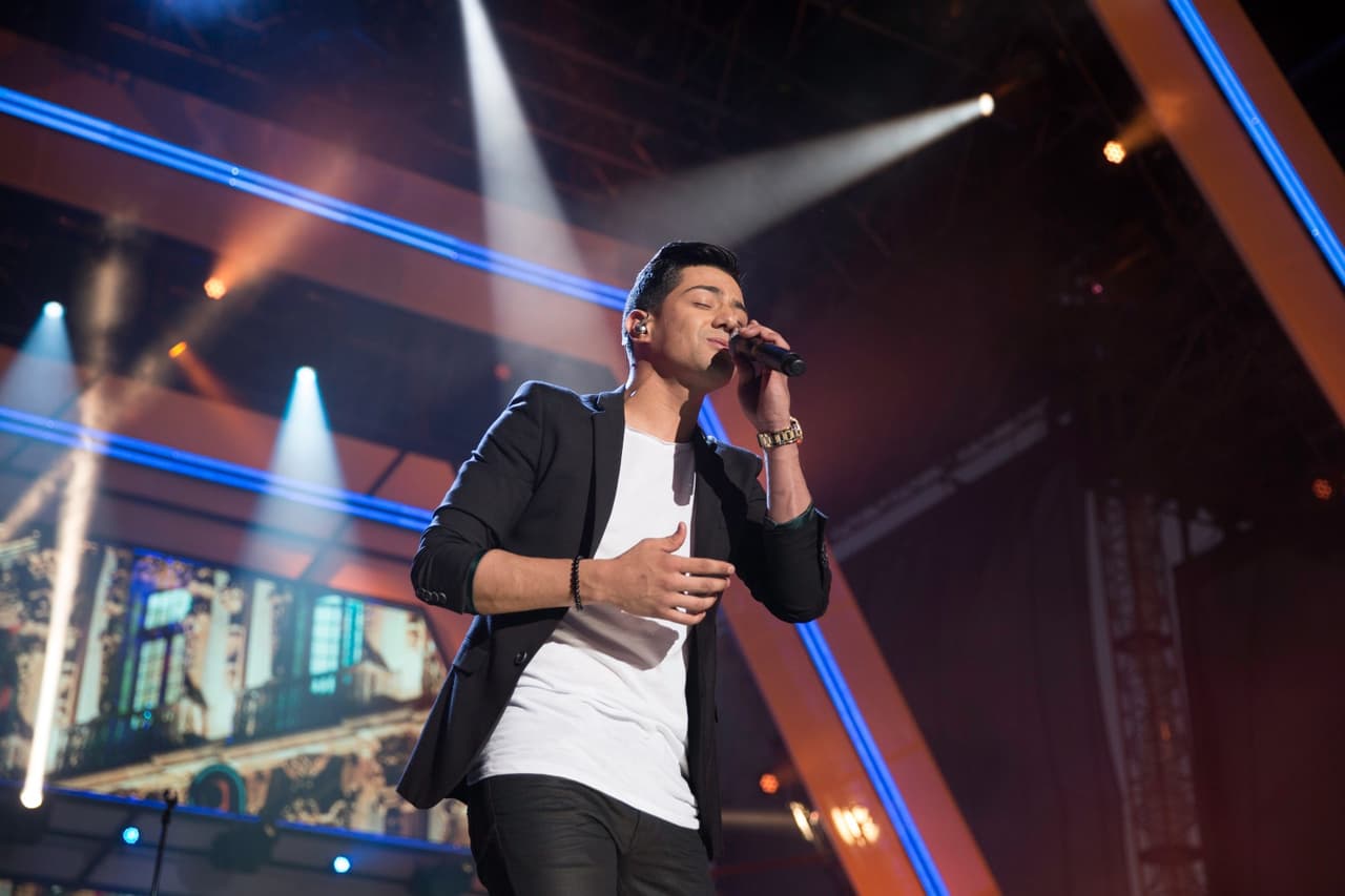 Luis Coronel, oriundo de Tucson, Arizona cantó apasionado 'Quiero ser tu dueño' a los latinos que asistieron al concierto ‘RiseUp As One’. Foto: David Maris.