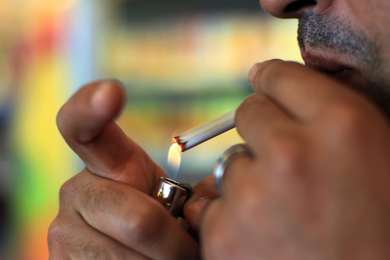 <b>No fumes</b>. Probablemente ya sepas que 
<a href="https://www.univision.com/noticias/salud/dejar-de-fumar-antes-35-riesgo-de-muerte">fumar es malo para la salud</a>. Pero si ya eres fumador y quieres dormir bien, procura no hacerlo demasiado cerca de la hora de acostarte. Al igual que la cafeína, 
<b>el tabaco es un estimulante que puede impedirte conciliar el sueño</b>.