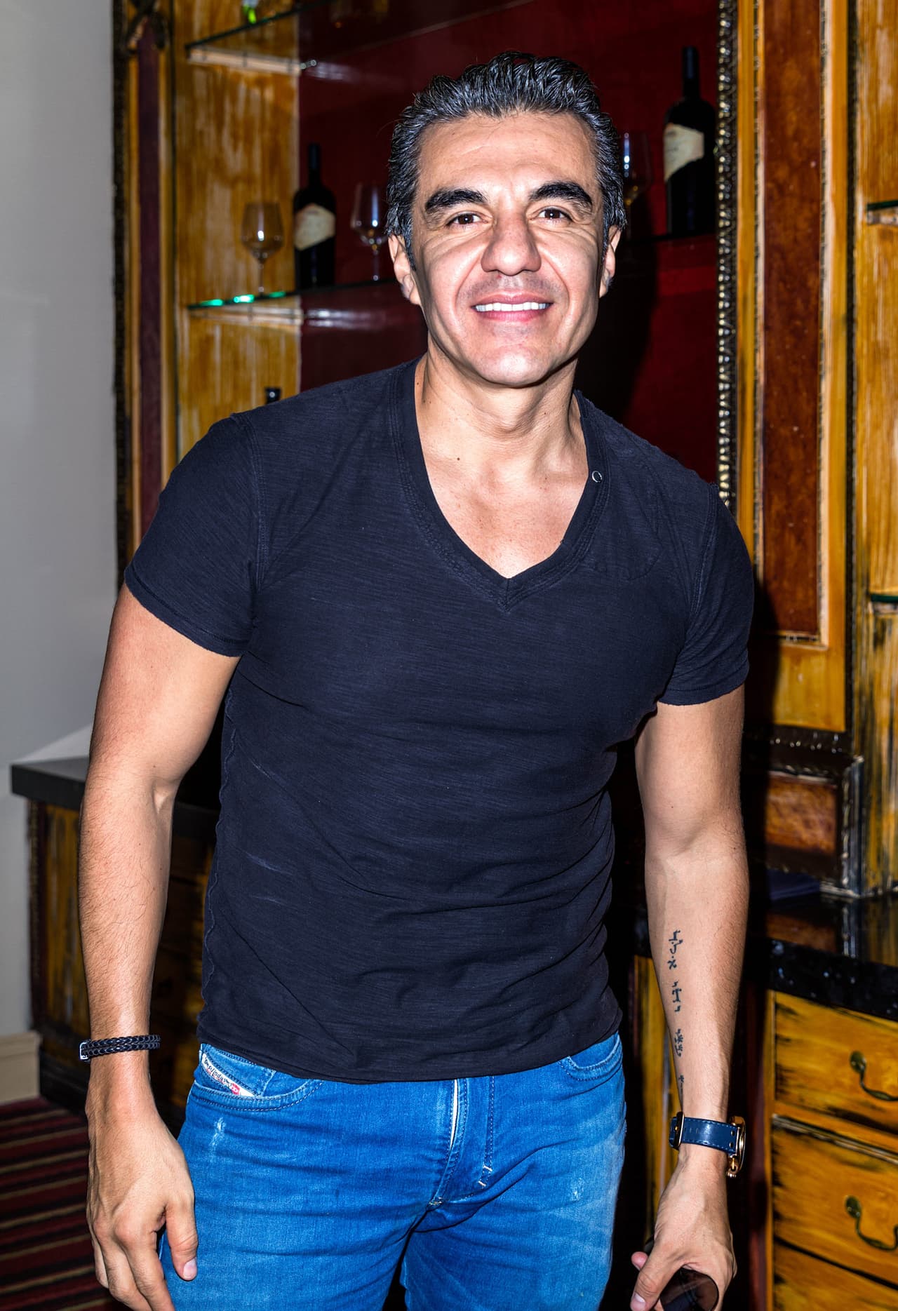 Adrián Uribe, como los buenos vinos... acaba de cumplir 45 años y luce cada día más guapo. El actor llegó a este mundo un 8 de septiembre de 1972.