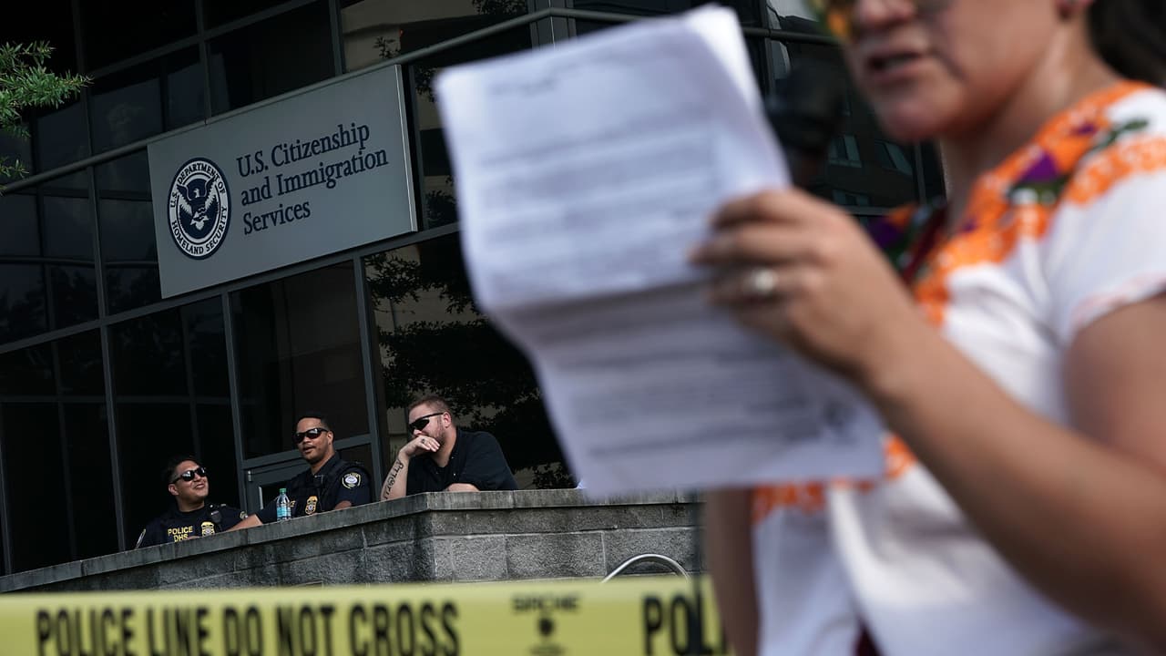 ¿Cuánto se demora en llegar la residencia después de solicitarla? Analizamos las cifras