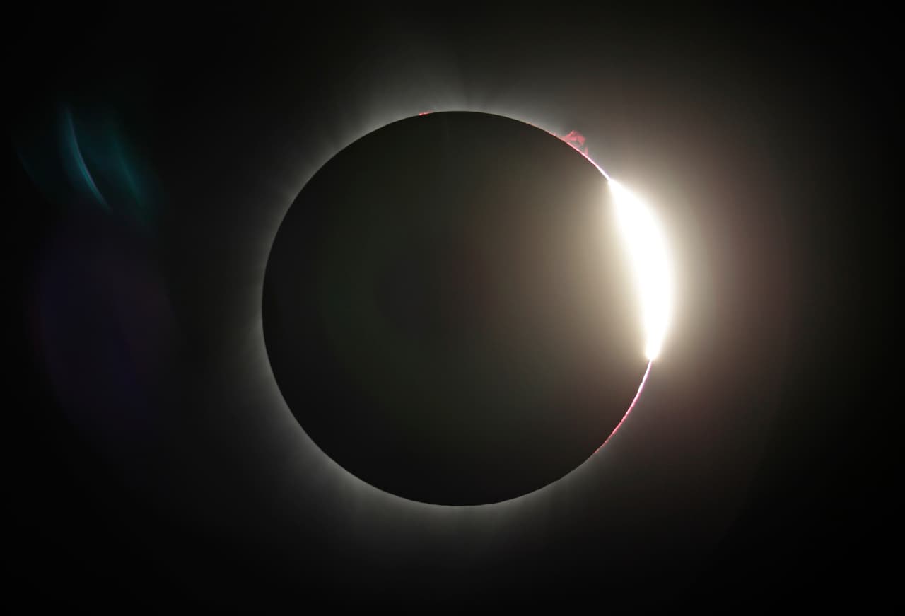 También en el evangelio de San Lucas se dice que el sol se eclipsó y la oscuridad cubrió la tierra ese día. San Marcos cita que a esa hora fue cuando Jesús exclamó en voz alta, “Dios mío, ¿por qué me has abandonado?”.