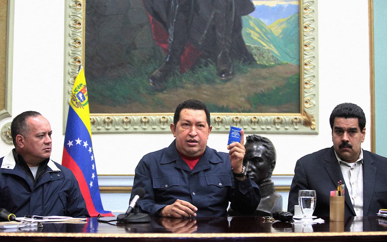 <b>La última aparición pública: les dejo a Maduro. </b>El 8 de diciembre de 2012, Hugo Chávez informó en televisión nacional que regresaría a operarse a La Habana. Sería la cuarta vez, como parte del tratamiento contra el cáncer. Dejó claro que, de no superar la operación, Nicolás Maduro, entonces vicepresidente, debería ocupar la presidencia hasta la convocatoria de unas nuevas elecciones, para las que pidió el apoyo popular para su sucesor. Diosdado Cabello, a su derecha, era el presidente de la Asamblea Nacional. Con Maduro, ha conformado una dupla de poder luego de la muerte de Chávez, el 5 de marzo de 2013.
<br>