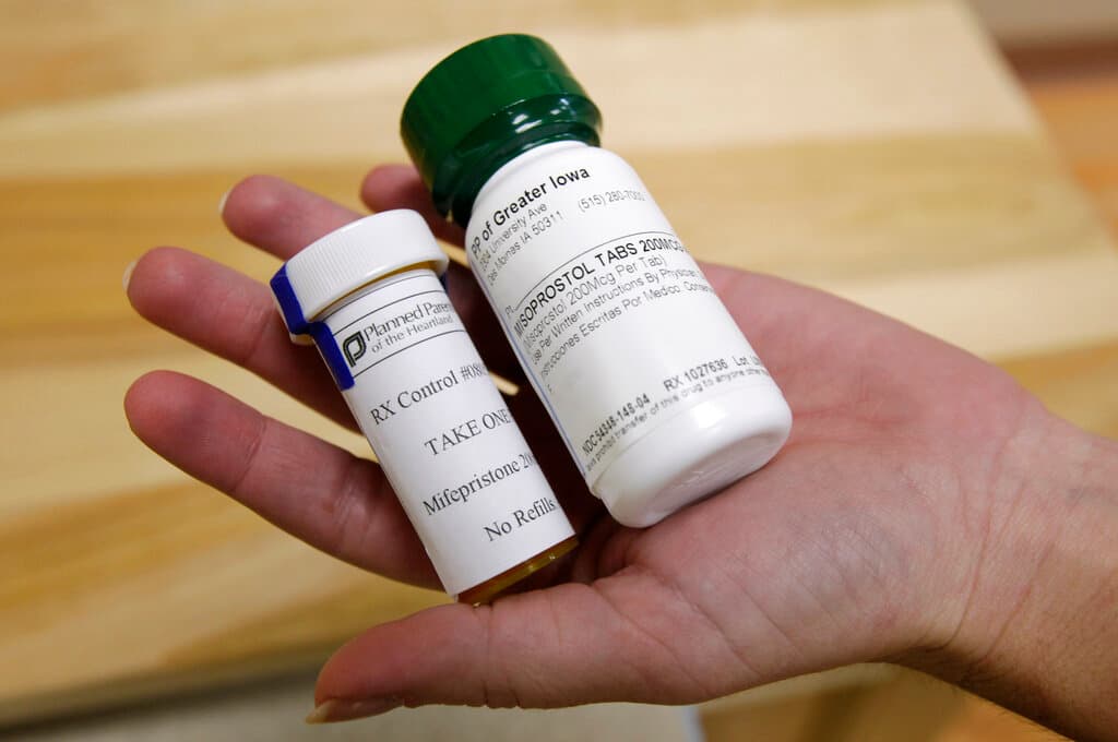 Juez de Texas suspende la aprobación de la FDA de la píldora abortiva mifepristona