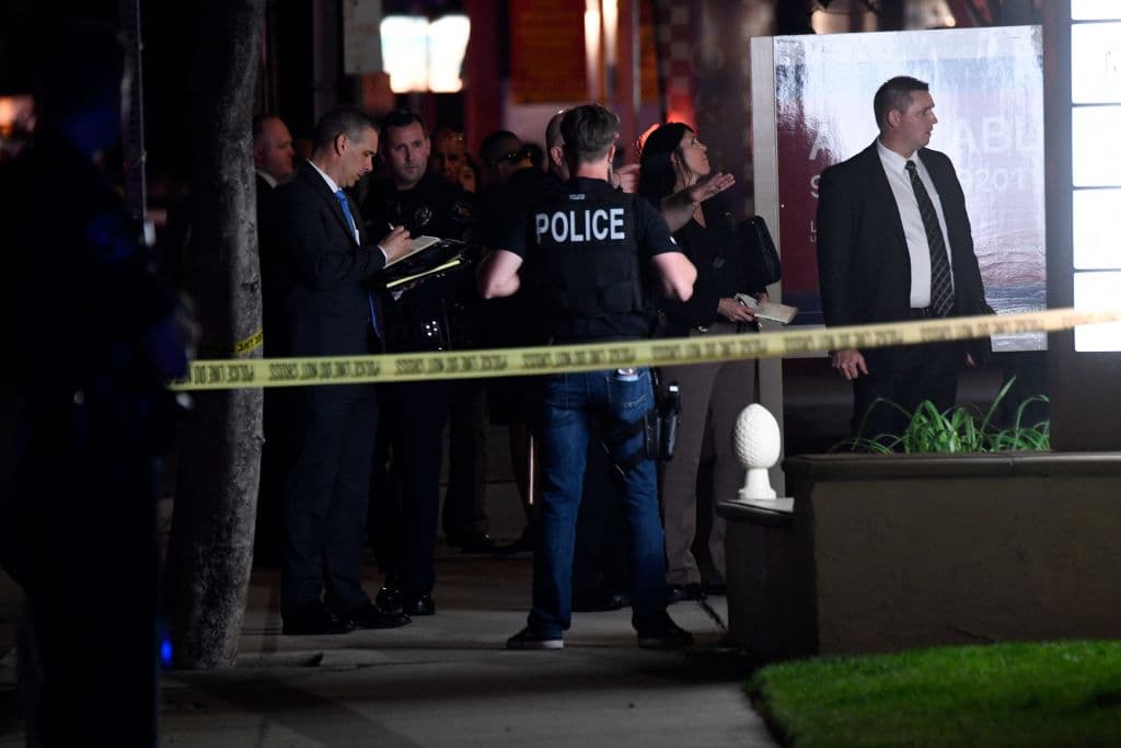 La policía indicó que el sospechoso, 
<b>Aminadab Gaxiola González,</b> de 44 años y residente de Fullerton, resultó herido de gravedad, al parecer en un intercambio de disparos con los agentes. En el sitio se encontró una pistola semiautomática que usó, así como una mochila en la cual llevaba balas, unas esposas y gas pimienta.