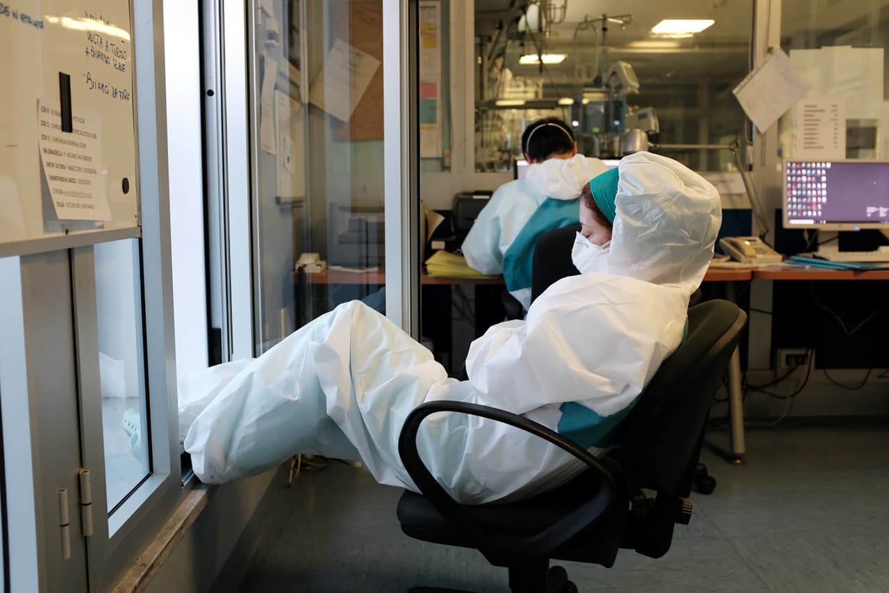 Una enfermera duerme en un silla después de doce horas de trabajo, con la máscara aún puesta. “6:45 AM, finalmente esperamos el cambio de turno después de una larga noche de 12 horas”, escribió sobre esta imagen el enfermero y artista.