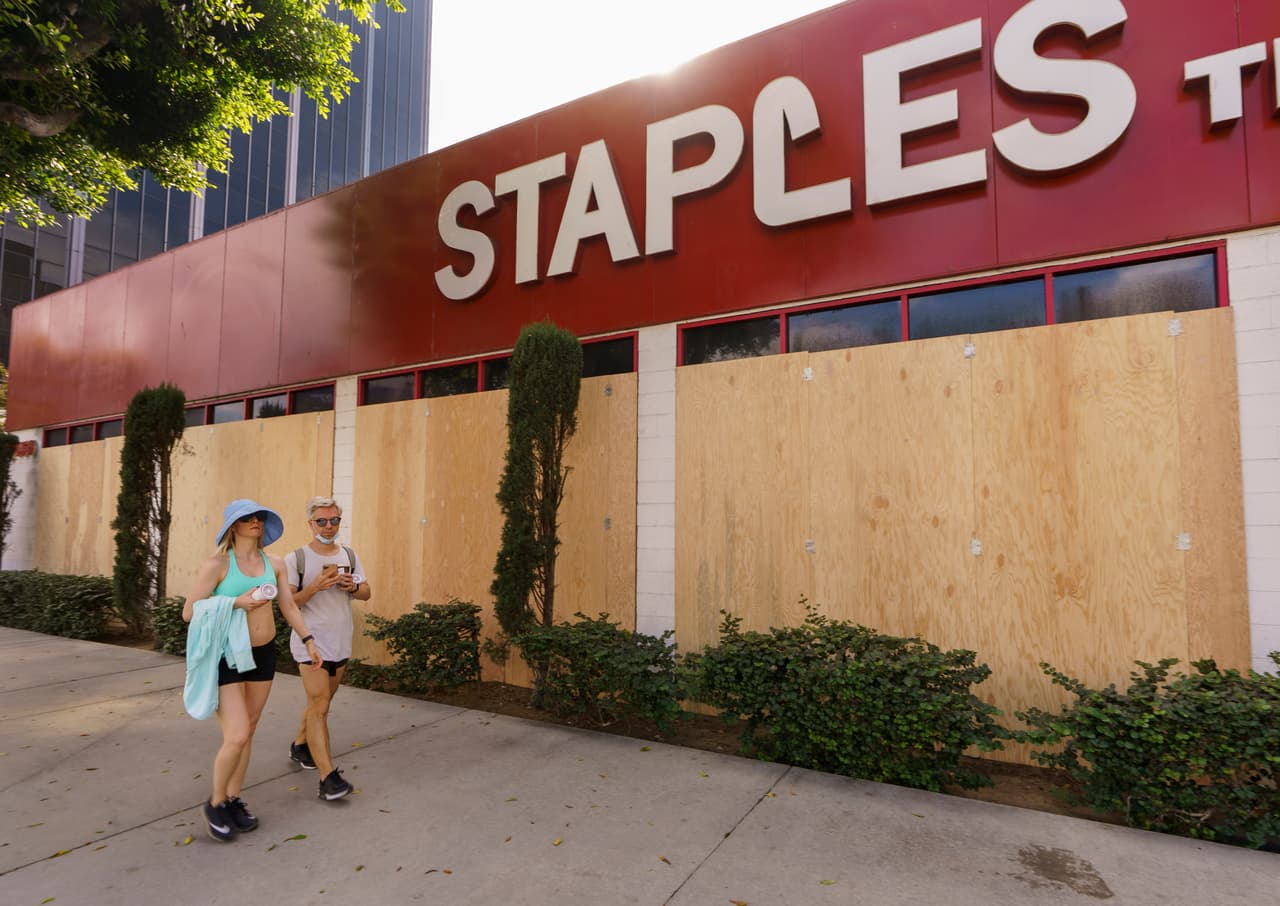 Fachadas protegidas contra disturbios en Hollywood, California. El presidente ha llamado a sus seguidores a proteger los centros de votación y ha pronosticado sin base que habrá trampa.