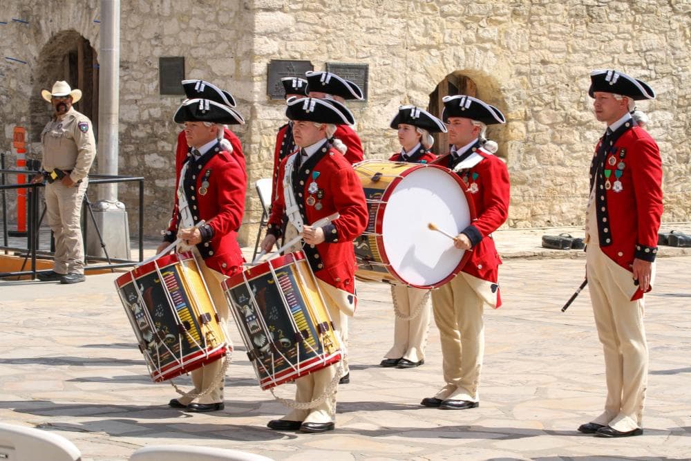 <h2 class="cms-H2-H2">Army Day at the Alamo</h2>
<br>
<ul>
 <li class="li1">Cuándo: 25 de abril</li>
</ul> 
<ul>
 <li class="li1">Hora: 11:00 a 12:00 horas</li>
</ul> 
<ul>
 <li class="li1">Dónde: Alamo Plaza</li>
</ul> 
<ul>
 <li class="li1">Qué es: Con presencia militar.</li>
</ul> 
<ul>
 <li class="li1">Costo: Gratis</li>
</ul>
