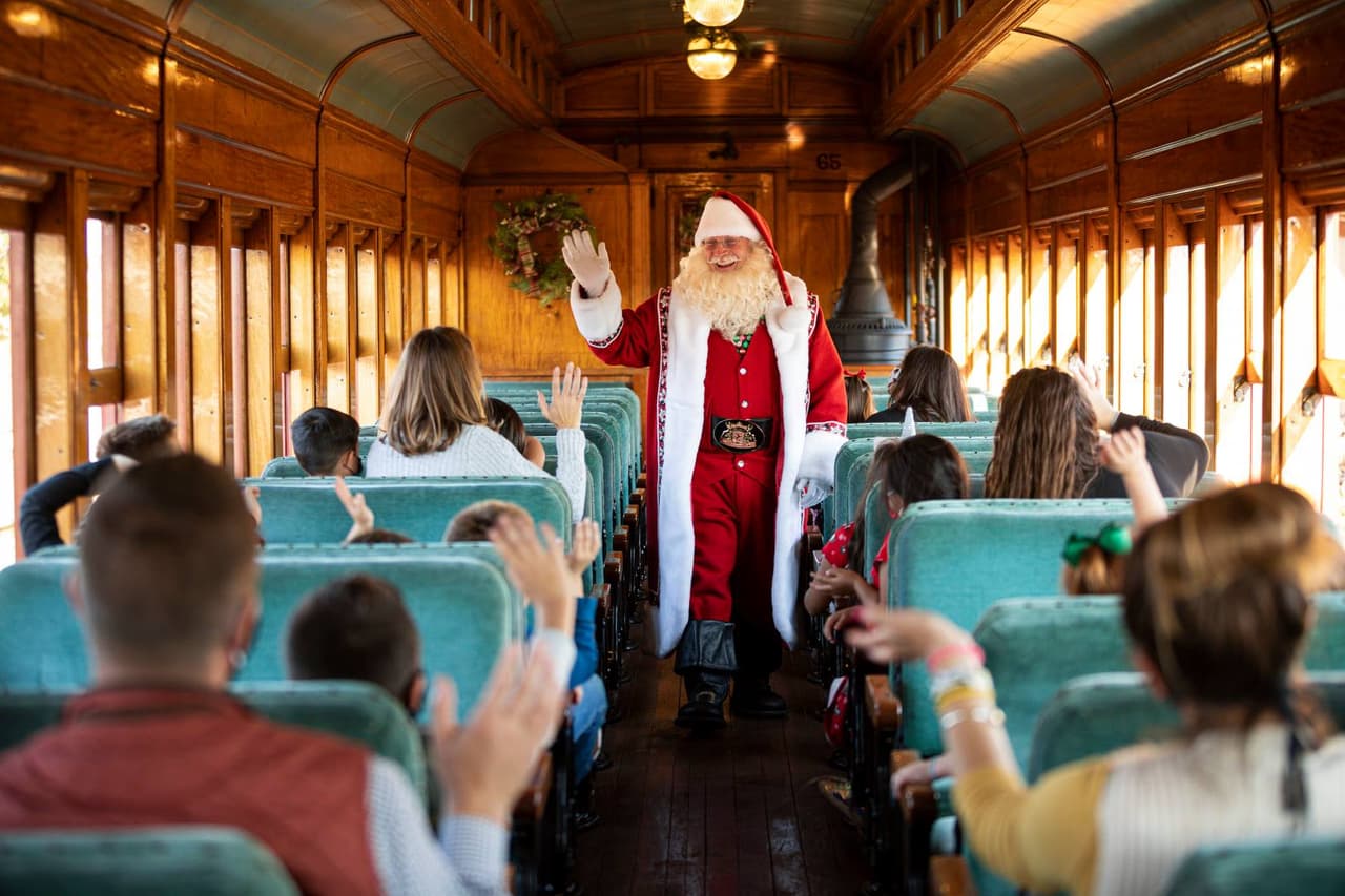 <b><a href="https://www.strasburgrailroad.com/special-events/" target="_blank">Strasburg Rail Road</a></b>. Disfruta del ambiente festivo de temporada en uno de los trenes navideños en Strasburg Rail Road en el condado de Lancaster.