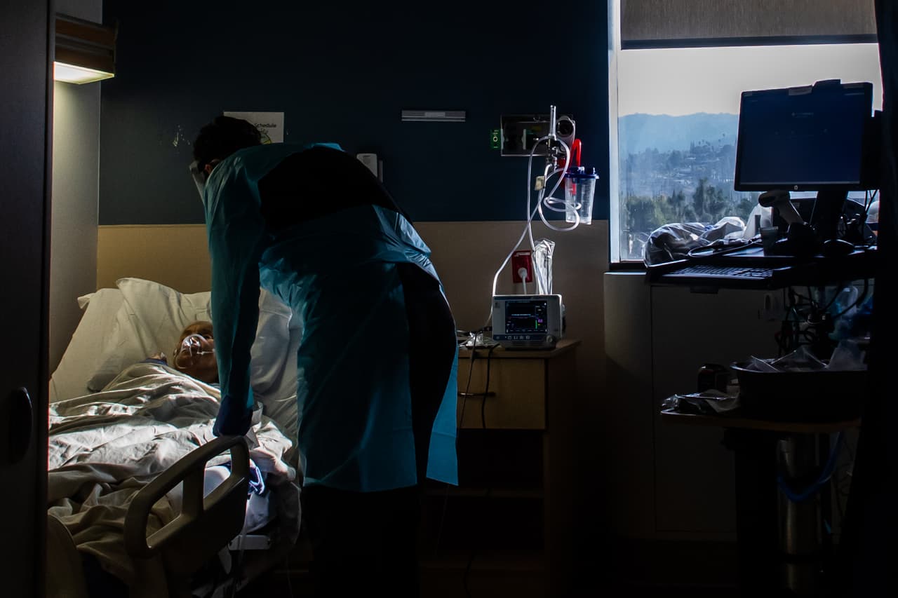 Las cifras de nuevas infecciones diarias son altas. El riesgo de contagiarse con covid-19 en el condado es cada vez más grande y se proyecta que se llegue a las 1,000 muertes semanales en las próximas semanas, informó la directora del Departamento de Salud, la doctora Bárbara Ferrer.