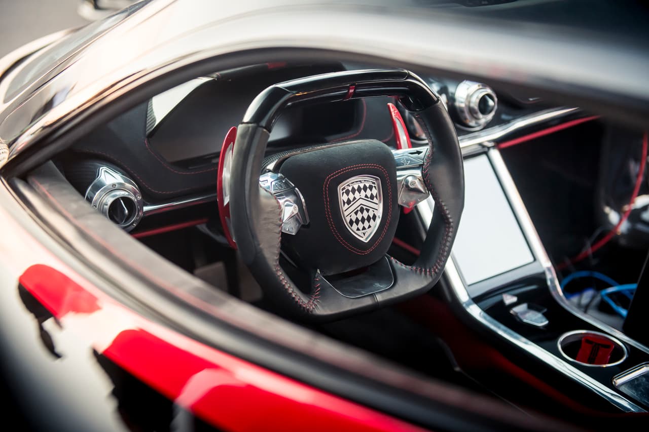 SSC Tuatara, el carro de producción más rápido del mundo con un registro de 316.11 mph (508.73 km/h).