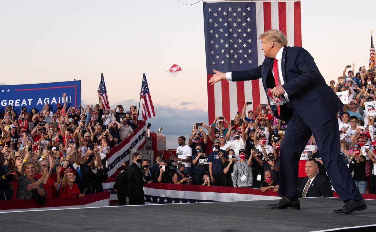 <b>Sigue la campaña como si el coronavirus no hubiera existido (12 de octubre).</b> Luego de realizar algunos eventos en la Casa Blanca, Trump retomó los viajes de campaña. El primero fue a Orlando, Florida, donde sin usar mascarilla lanzó gorras a los asistentes.